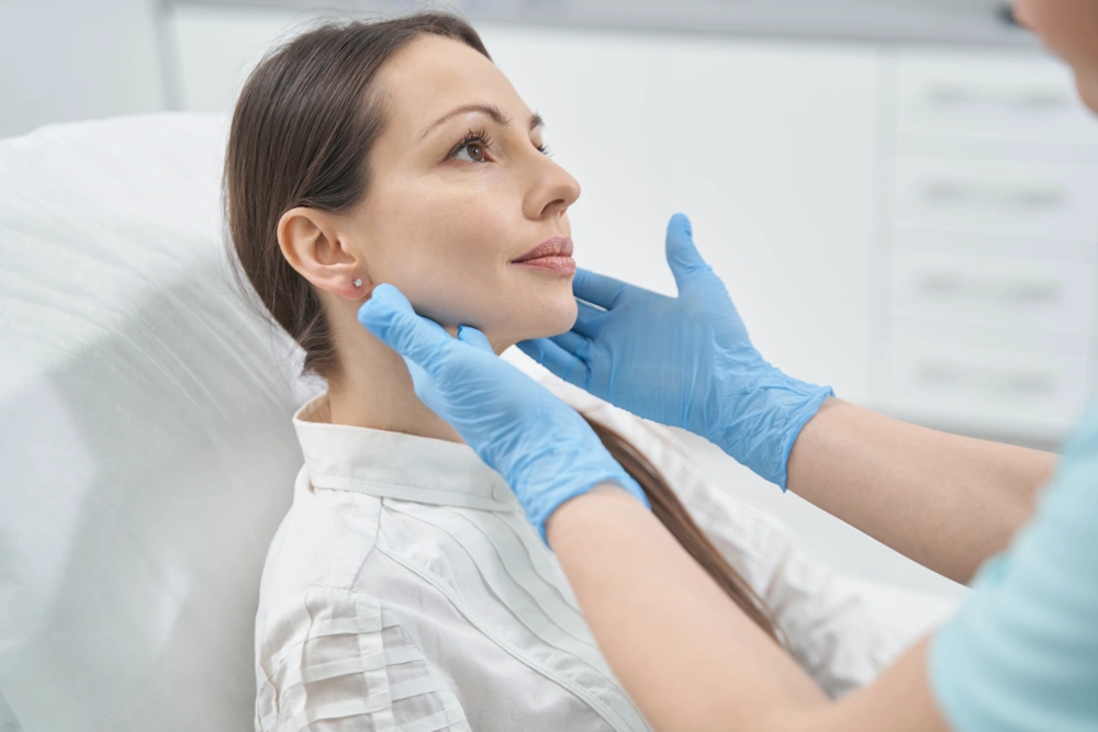 Consultation médicale pour liposuccion du menton avec encadrement professionnel.