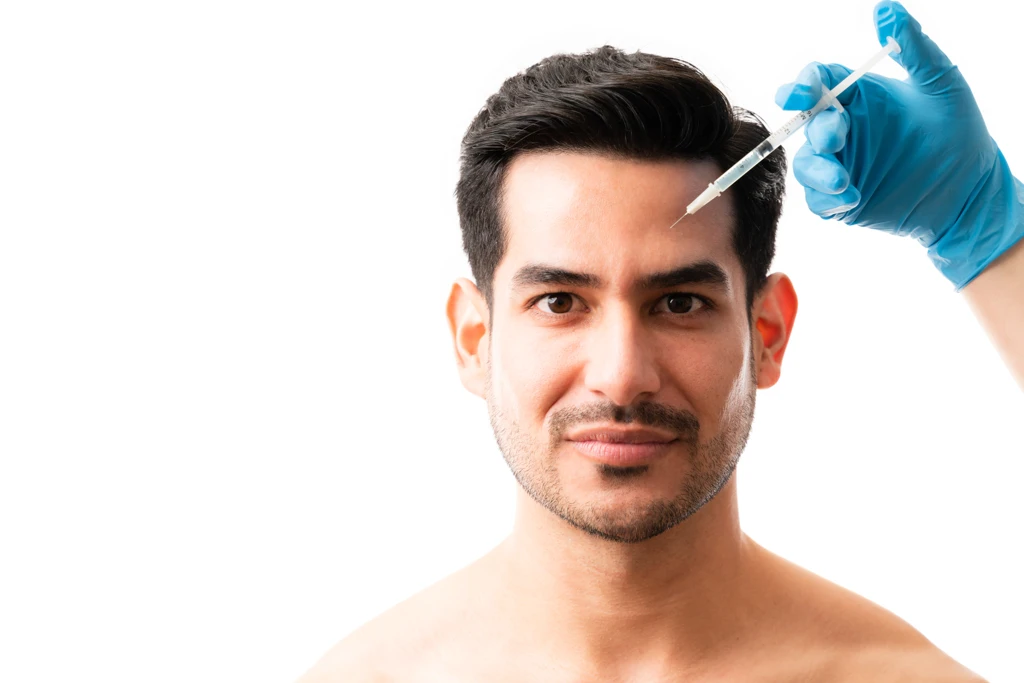 Homme recevant un traitement capillaire pour illustrer les candidats au PRP et aux exosomes.