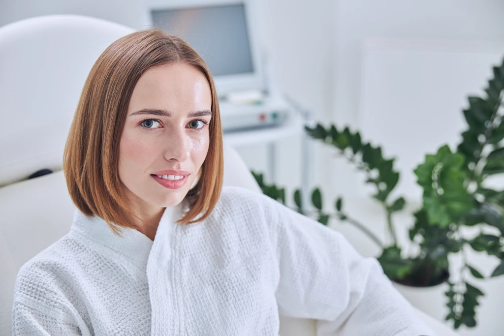 Femme en consultation esthétique illustrant les résultats observés avec les exosomes et le PRP.