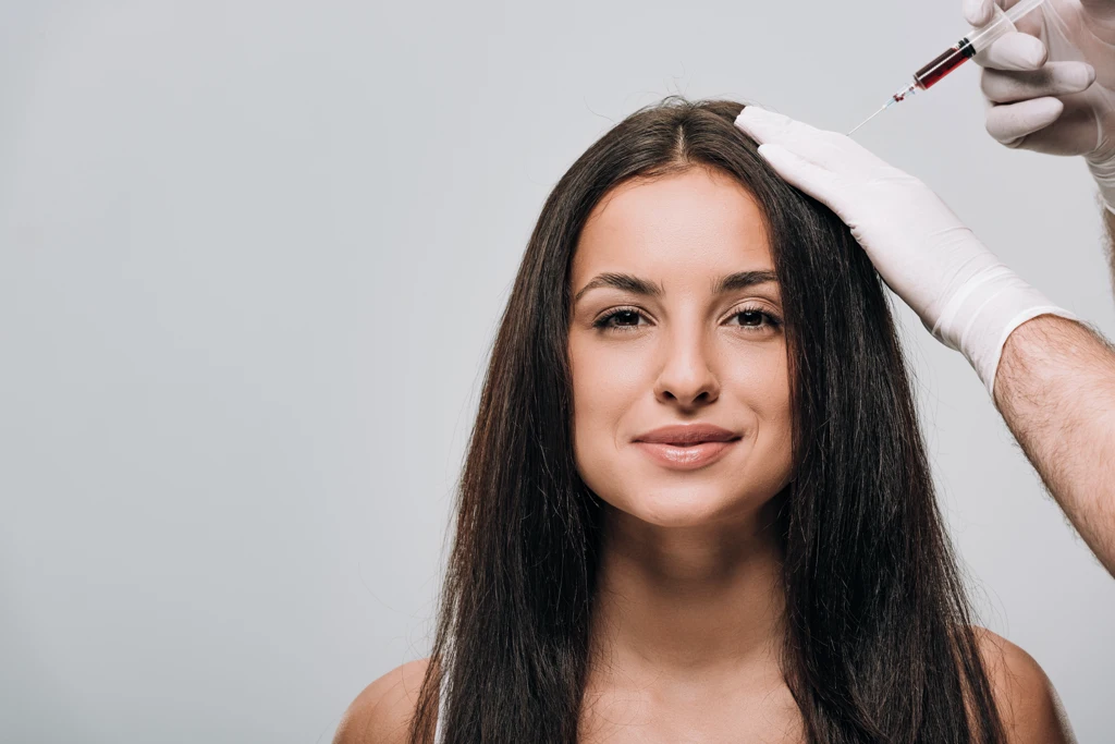 Femme recevant un traitement capillaire pour illustrer la sécurité et la tolérance des exosomes.