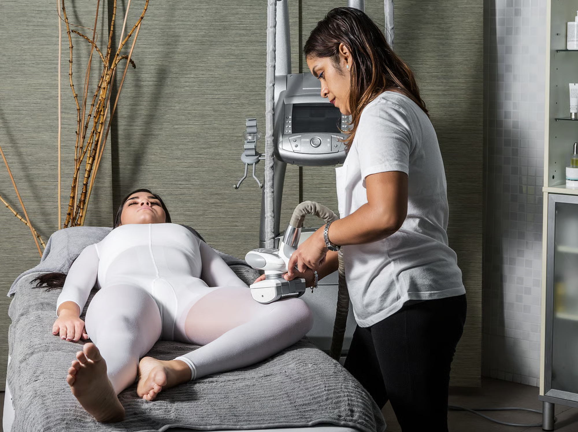 Traitement d'endermologie effectué par une experte.