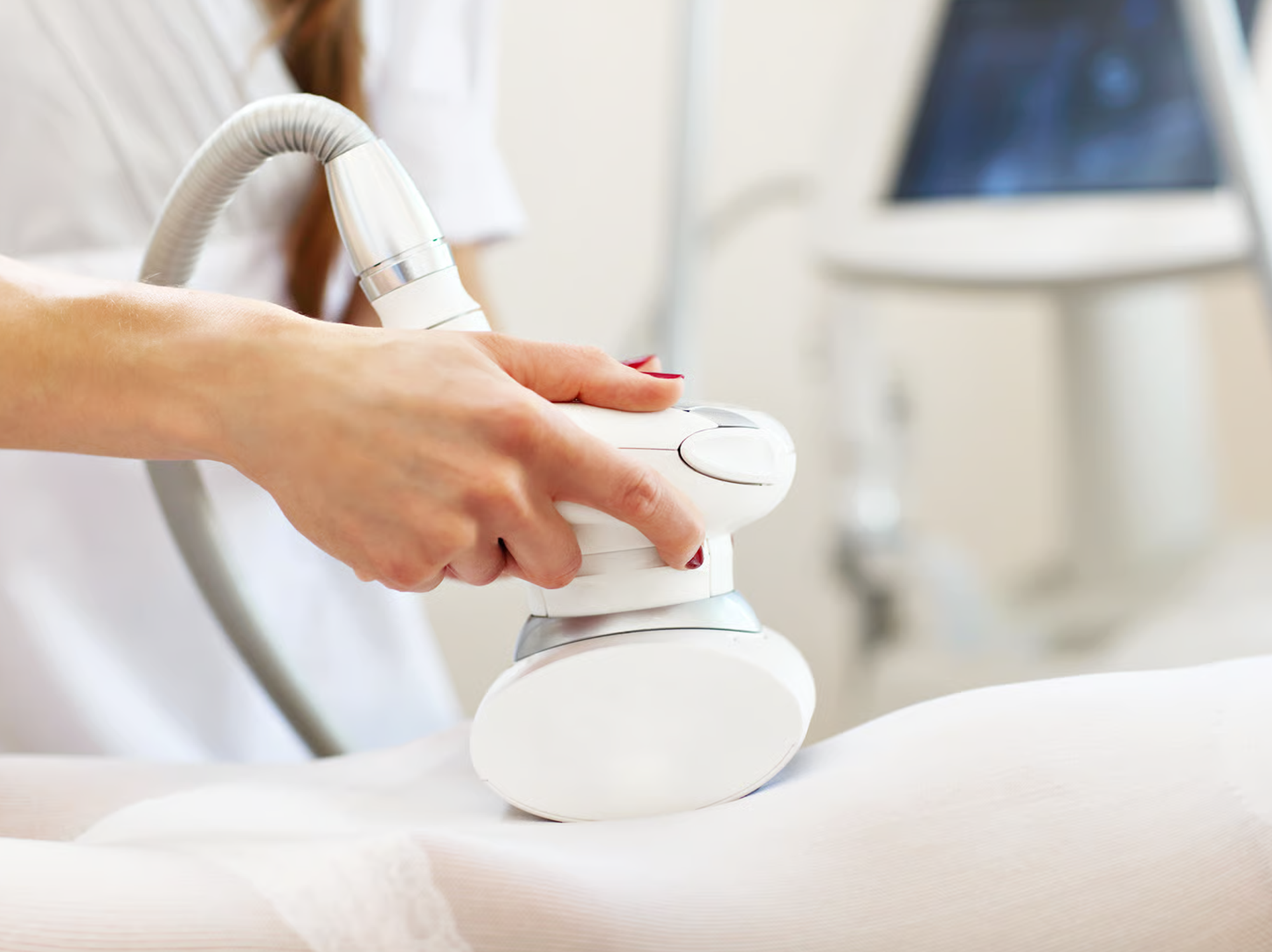 Traitement d'endermologie effectué par une experte.